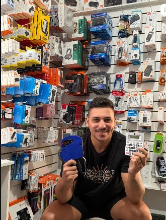 Parede de acessórios para celular e atendimento no balcão da SmartPlanet, em Campinas, São José/SC